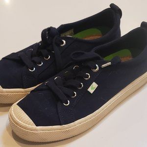 Cariuma The OCA Low Sneaker in Navy Blue